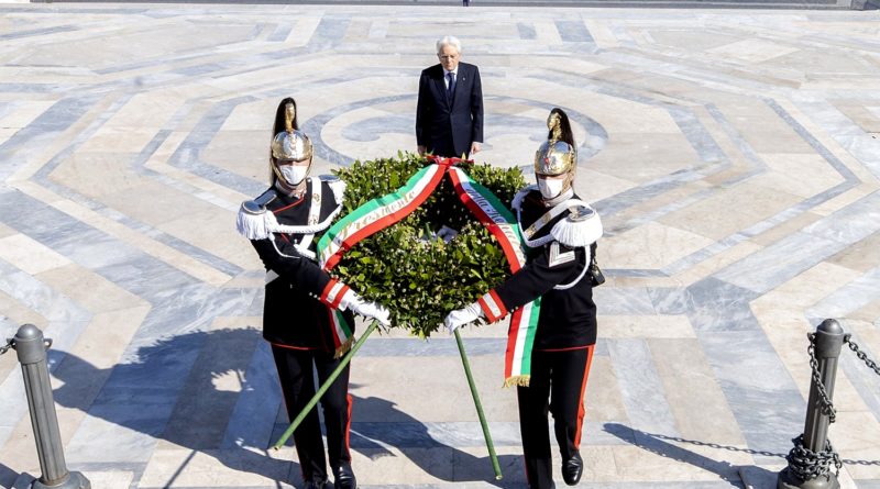 Il Presidente Sergio Mattarella in occasione della deposizione di una corona d’alloro sulla Tomba del Milite Ignoto, nella ricorrenza del 75° anniversario della Liberazione - foto Twitter Quirinale