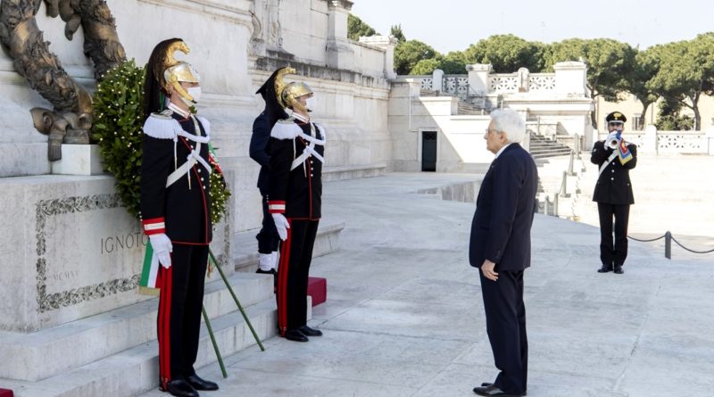 Il Presidente Sergio Mattarella in occasione della deposizione di una corona d’alloro sulla Tomba del Milite Ignoto, nella ricorrenza del 75° anniversario della Liberazione - foto Twitter Quirinale