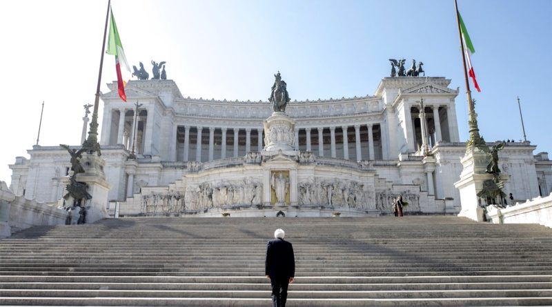 Il Presidente Sergio Mattarella in occasione della deposizione di una corona d’alloro sulla Tomba del Milite Ignoto, nella ricorrenza del 75° anniversario della Liberazione - foto Twitter Quirinale