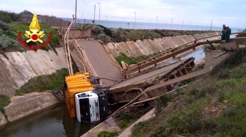 Il ponte crollato a Fontanamare - immagine Vigili del Fuoco