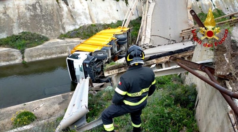 Il ponte crollato a Fontanamare - immagine Vigili del Fuoco