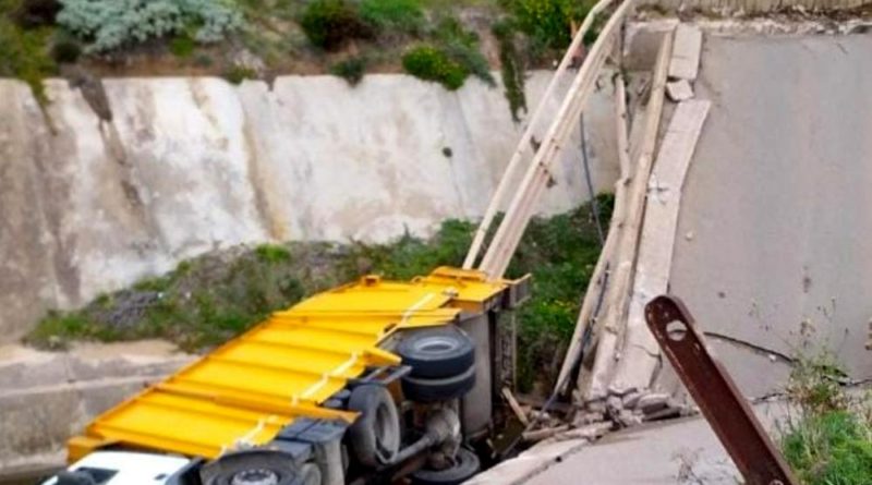 Il ponte crollato a Fontanamare - immagine Vigili del Fuoco