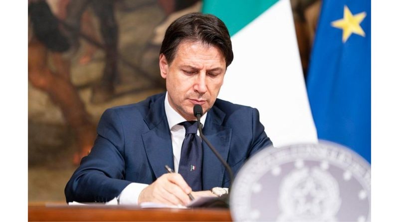 Conte firma Dpcm 17 maggio 2020 - © foto Governo italiano