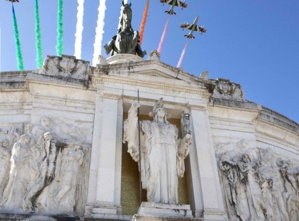 Il Presidente della Repubblica Sergio Mattarella con le Alte cariche dello Stato rende omaggio al Milite Ignoto all'Altare della Patria in occasione della Festa della Repubblica - © foto Quirinale