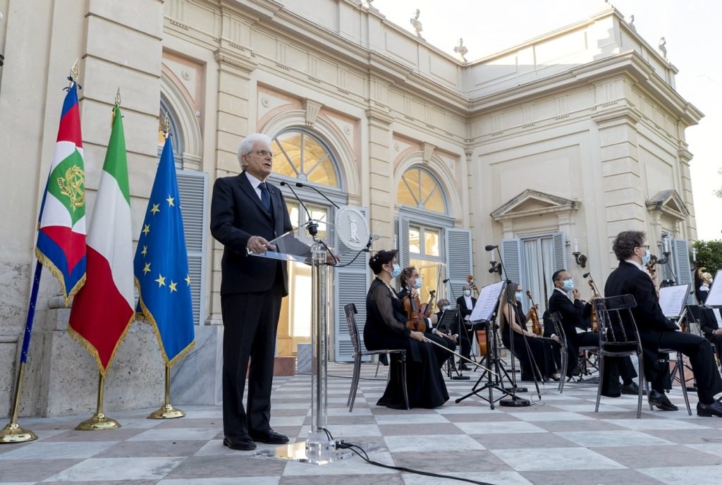 Il Presidente della Repubblica Sergio Mattarella durante il "Concerto dedicato alle vittime del coronavirus" - © foto Quirinale