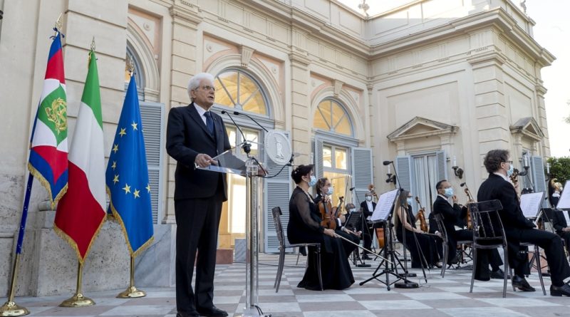 Il Presidente della Repubblica Sergio Mattarella durante il "Concerto dedicato alle vittime del coronavirus" - © foto Quirinale