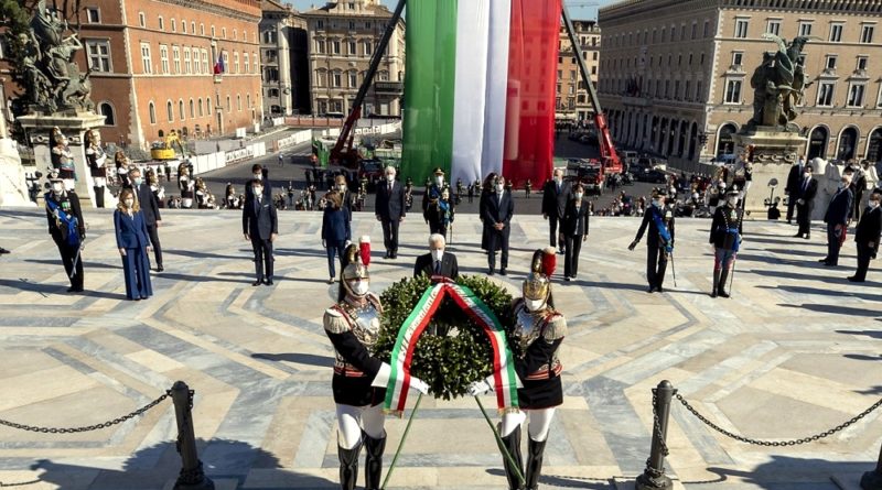 Il Presidente della Repubblica Sergio Mattarella con le Alte cariche dello Stato rende omaggio al Milite Ignoto all'Altare della Patria in occasione della Festa della Repubblica - © foto Quirinale