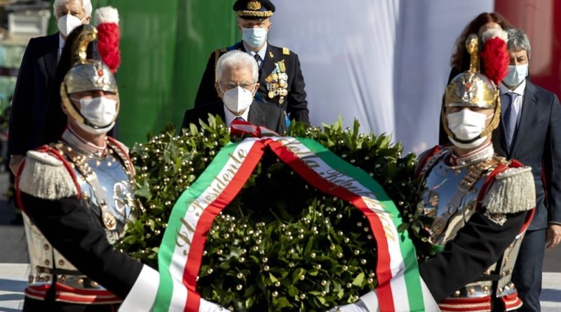 Il Presidente della Repubblica Sergio Mattarella con le Alte cariche dello Stato rende omaggio al Milite Ignoto all'Altare della Patria in occasione della Festa della Repubblica - © foto Quirinale