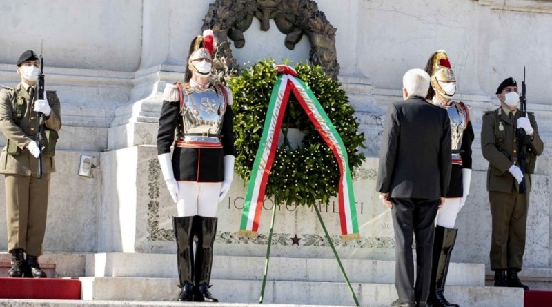Il Presidente della Repubblica Sergio Mattarella con le Alte cariche dello Stato rende omaggio al Milite Ignoto all'Altare della Patria in occasione della Festa della Repubblica - © foto Quirinale