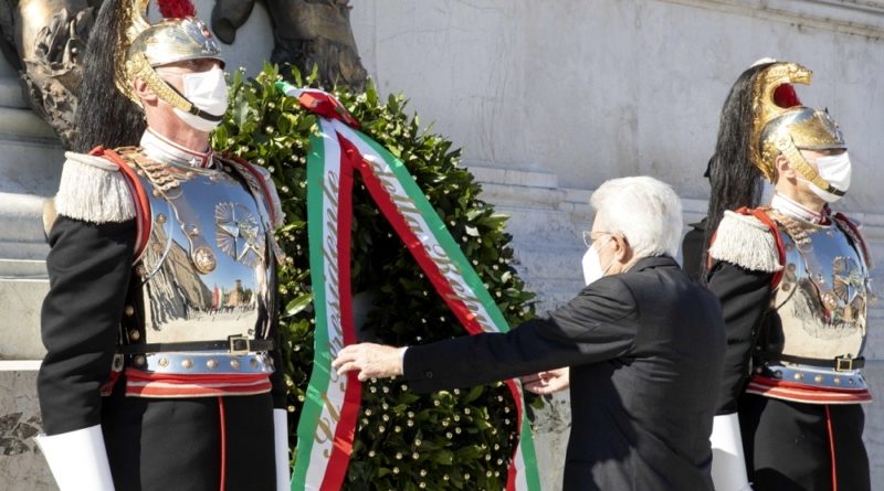 Il Presidente della Repubblica Sergio Mattarella con le Alte cariche dello Stato rende omaggio al Milite Ignoto all'Altare della Patria in occasione della Festa della Repubblica - © foto Quirinale