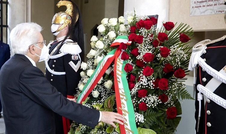 Il Presidente della Repubblica Sergio Mattarella con il Presidente della Regione Lombardia, Attilio Fontana, il Sindaco di Codogno Francesco Passerini in occasione della visita a Codogno - © foto Quirinale