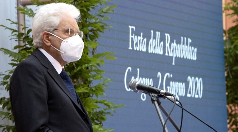 Il Presidente della Repubblica Sergio Mattarella con il Presidente della Regione Lombardia, Attilio Fontana, il Sindaco di Codogno Francesco Passerini in occasione della visita a Codogno - © foto Quirinale