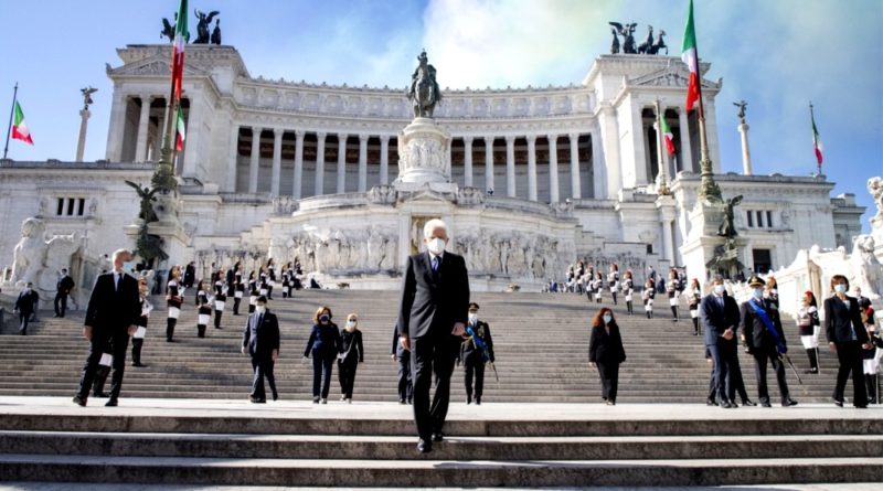 Il Presidente della Repubblica Sergio Mattarella con le Alte cariche dello Stato rende omaggio al Milite Ignoto all'Altare della Patria in occasione della Festa della Repubblica - © foto Quirinale