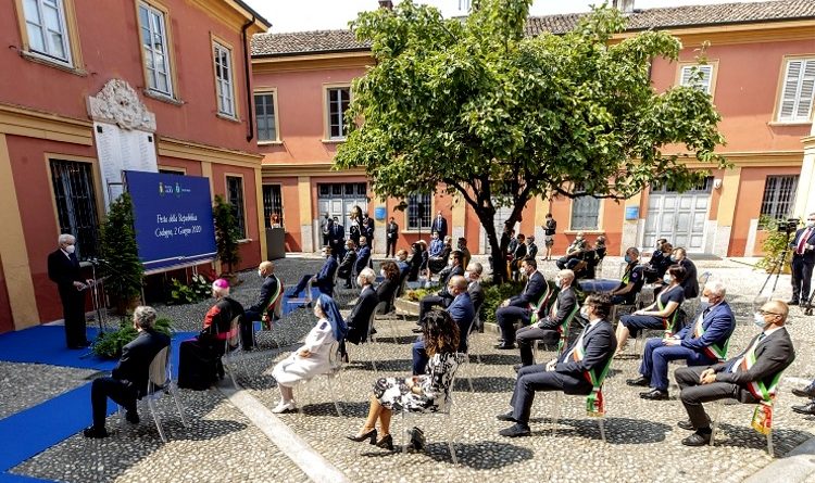 Il Presidente della Repubblica Sergio Mattarella con il Presidente della Regione Lombardia, Attilio Fontana, il Sindaco di Codogno Francesco Passerini in occasione della visita a Codogno - © foto Quirinale