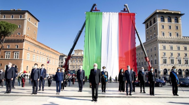 Il Presidente della Repubblica Sergio Mattarella con le Alte cariche dello Stato rende omaggio al Milite Ignoto all'Altare della Patria in occasione della Festa della Repubblica - © foto Quirinale